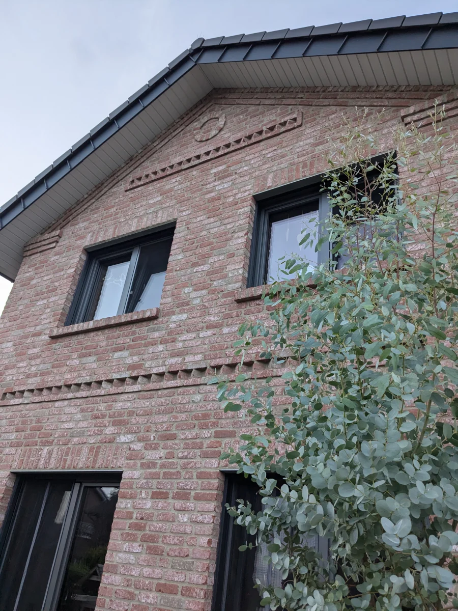 Neu erstellte Klinkerfassade mit Spielereien.